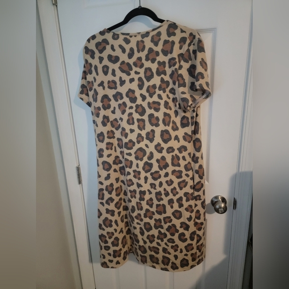 Leopard Print Tee Shirt Dress - Picture 2 of 4
